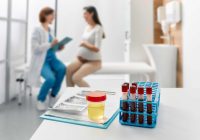 pregnant-woman-consulting-with-doctor-in-hospital-regarding-uti-treatment